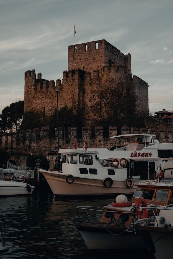 Peut-on trouver une location en Bretagne avec des cours de navigation à voile et des visites de phares?
